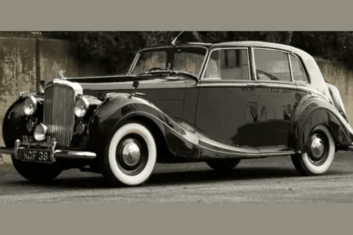 Bentley Mark VI Special La Bentley Mark VI Special si distingue per il suo design inconfondibile, che combina linee eleganti e dettagli sofisticati.