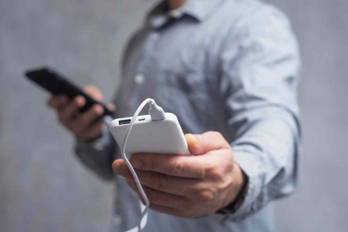 Divieto voli aerei USA UE Persona che ricarica il cellulare
