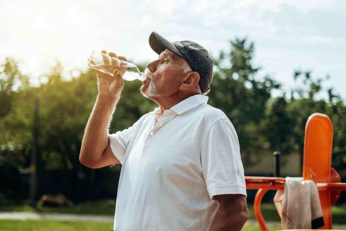 Estate Bere acqua caldo