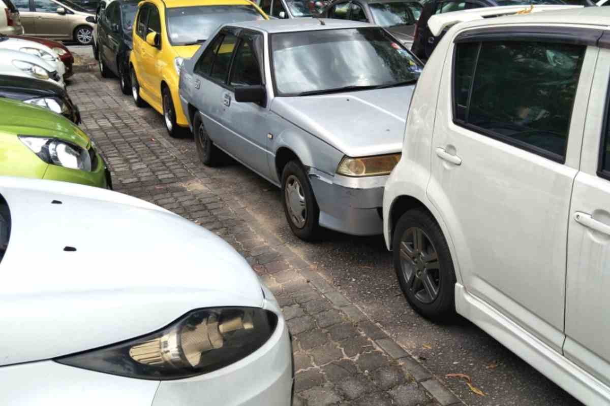 Parcheggio in doppia fila Parcheggio in doppia fila reato