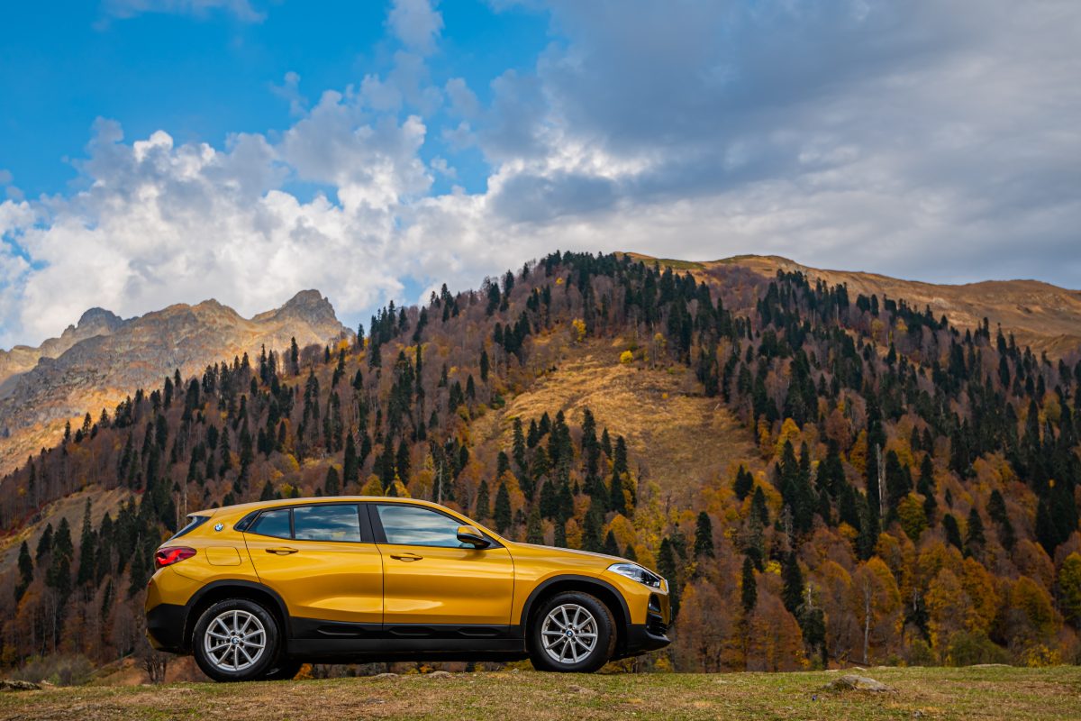 BMW X2 ripresa in un paesaggio montano