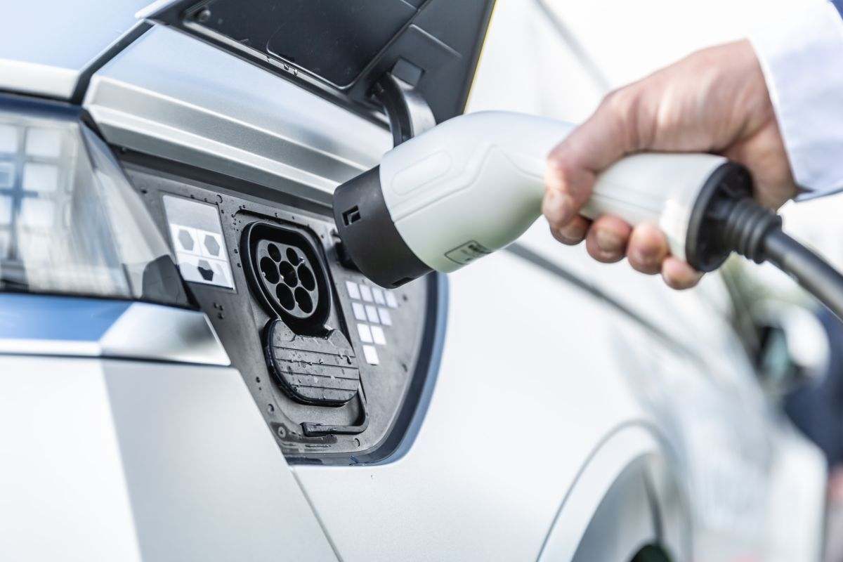 SH ricarica auto elettrica () Mercedes batte tutti: primato per le auto elettriche