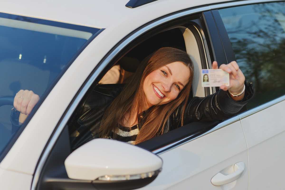 Donna Patente donna auto
