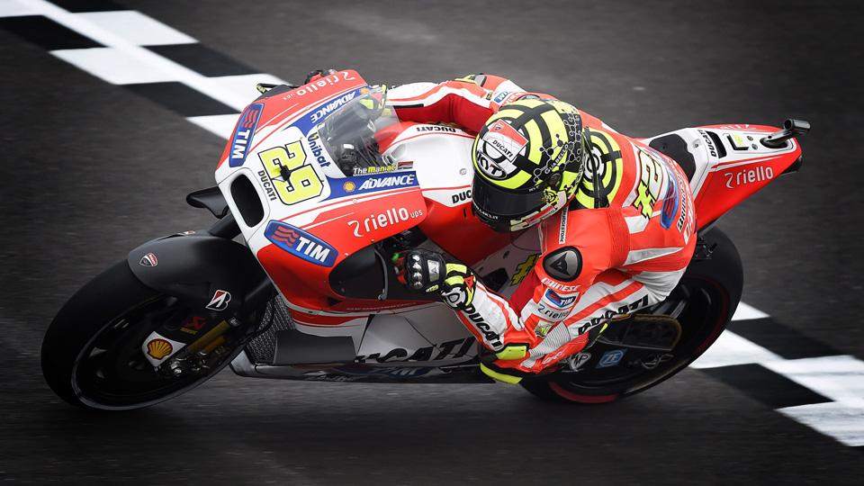MotoGP 2015: Andrea Iannone si lussa una spalla al Mugello 