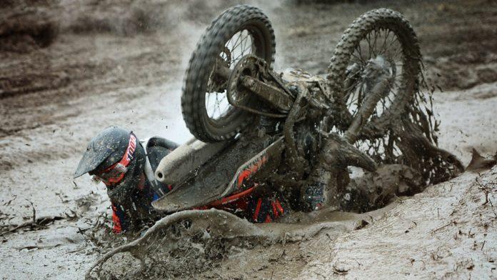 smanettone-sporco-fango-enduro smanettone-sporco-fango-enduro