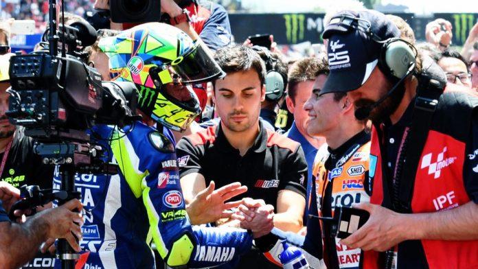 rossi-marquez-stretta-di-mano-2016 rossi-marquez-stretta-di-mano-2016