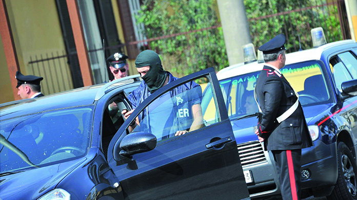 CAMORRA: ASSEDIO A REGNO ZAGARIA CON CENTINAIA CARABINIERI ARRESTO GRILLINI
