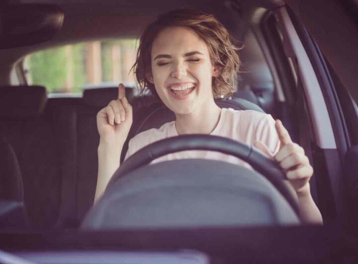 Donna felice in SUV