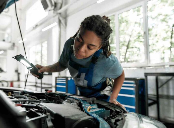 Donna meccanico auto