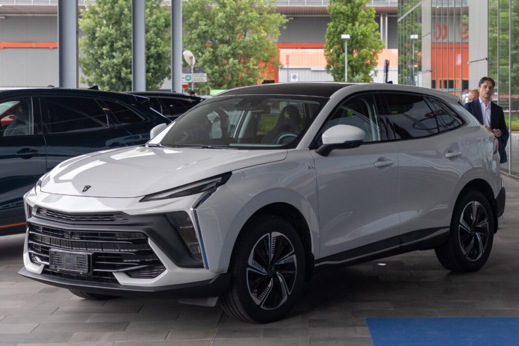Il SUV Friday HEV riflette la visione stilistica di Fengdong Dynamics, con linee eleganti e al tempo stesso grintose. © Ufficio Stampa Forthing Auto