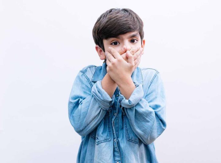 Bambino in silenzio