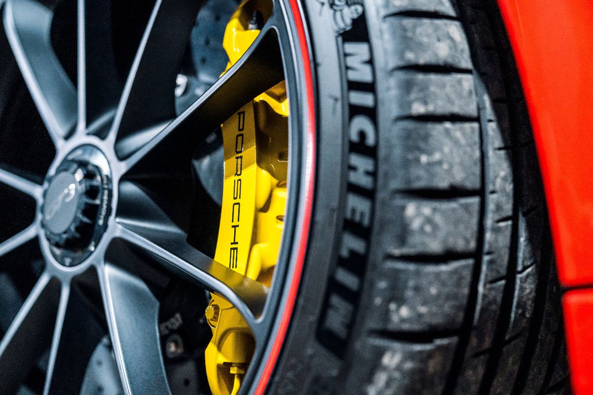Pneumatico Michelin e pinza freno Porsche