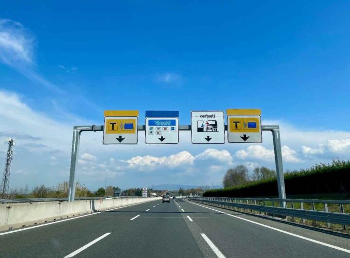 T gialla presente sui cartelli autostradali