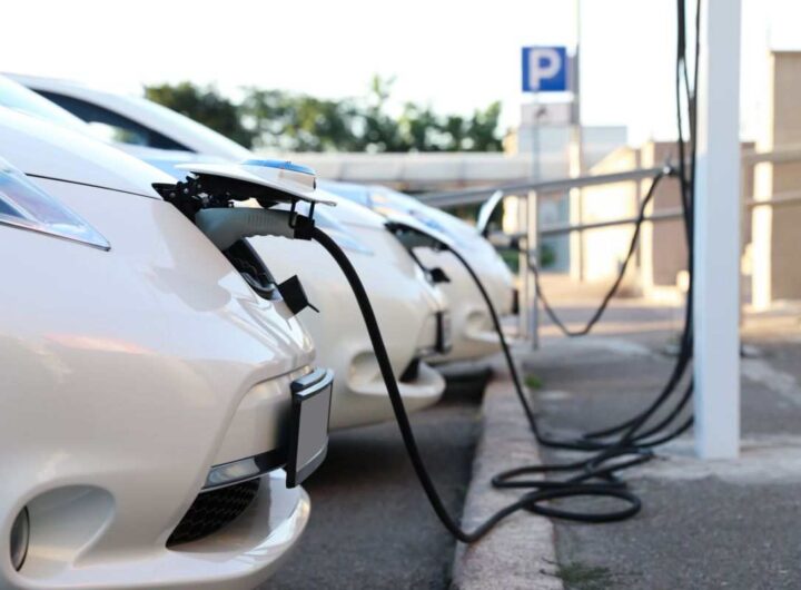 Auto elettriche critica