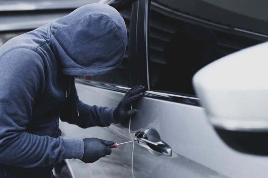 Auto rubata ladri