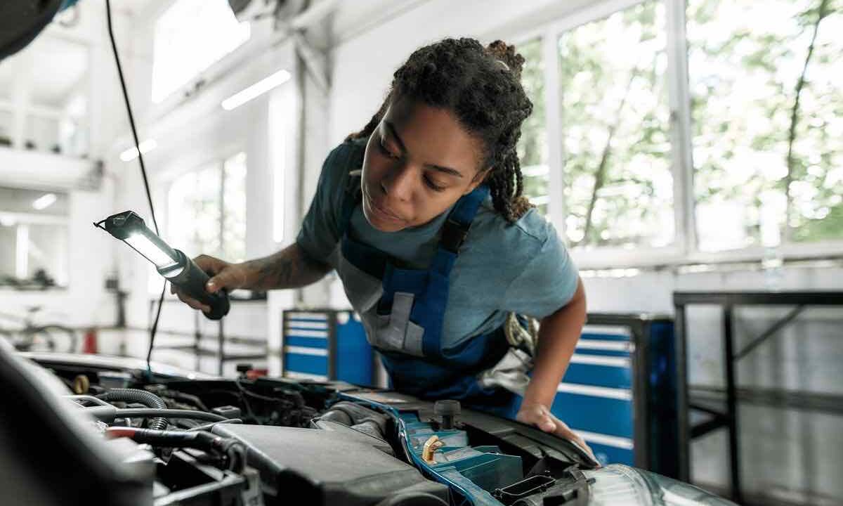 Meccanico controllo motore