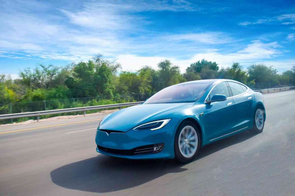 Tesla auto rotta