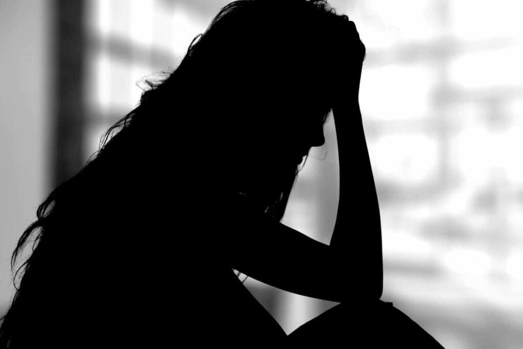 Donna triste biscione