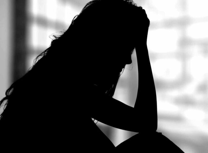 Donna triste biscione