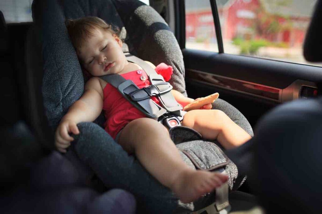 Bambino dormire auto