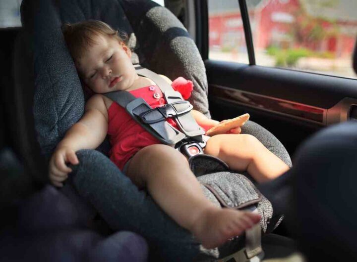 Bambino dormire auto
