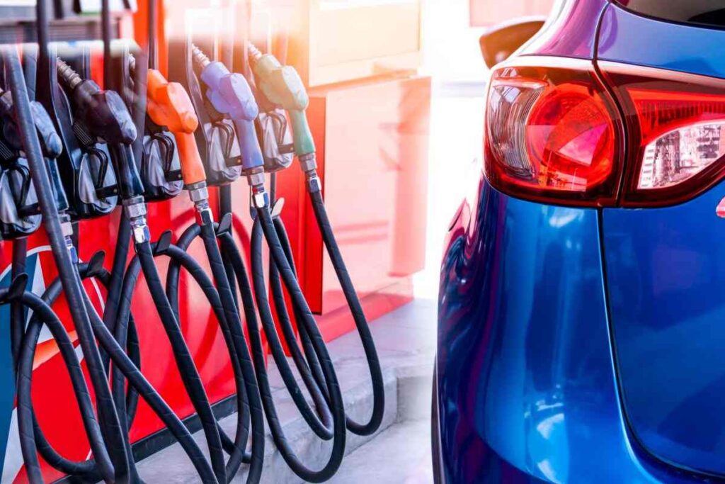 distributore benzina uomo trova 2,8 milioni