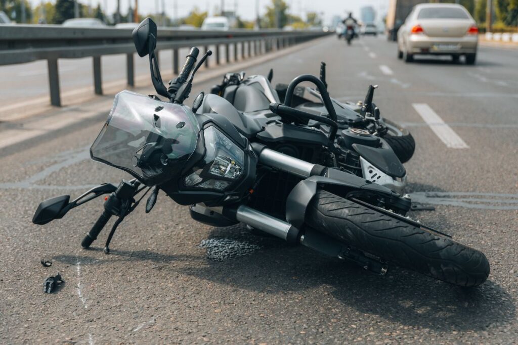 Incidente stradale che coinvolge una moto.