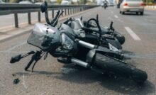 Incidente stradale che coinvolge una moto.