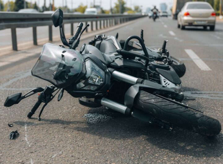 Incidente stradale che coinvolge una moto.