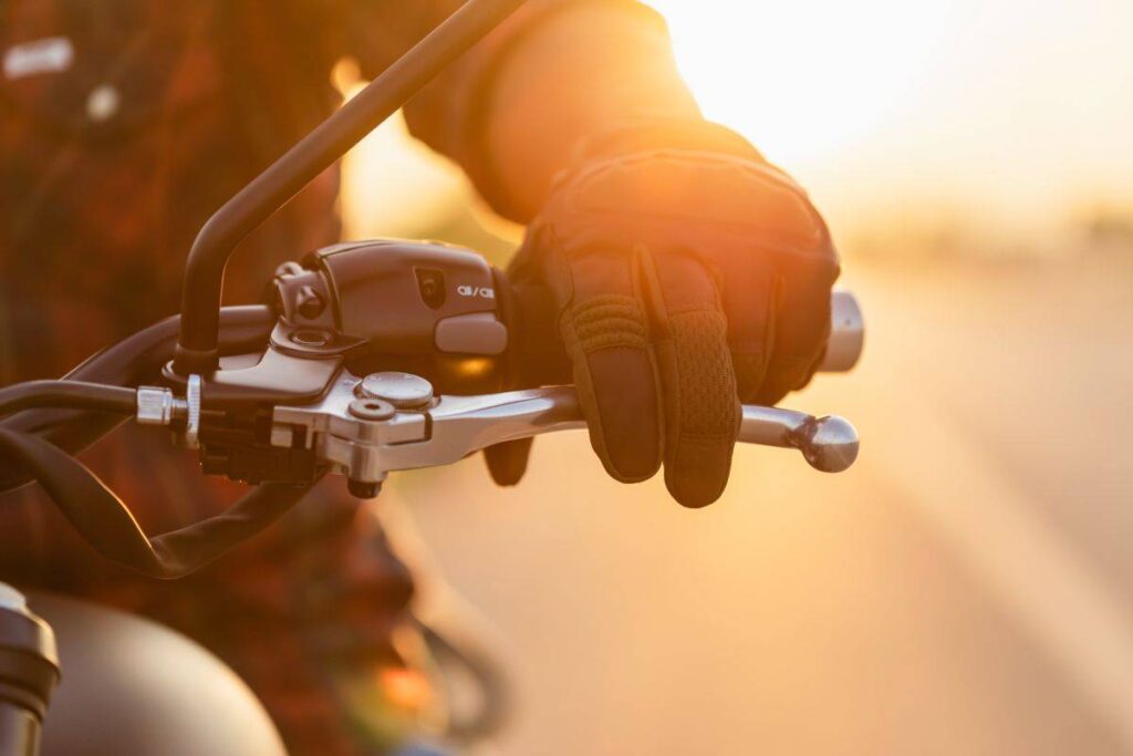Motociclista allarme pericolo