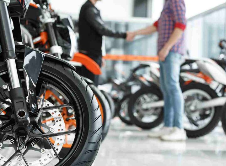 Moto parcheggio auto si può