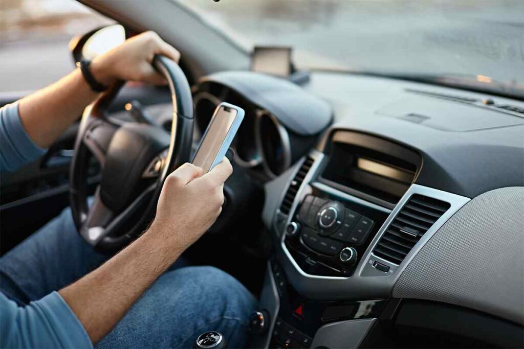 Smartphone in auto nuova legge