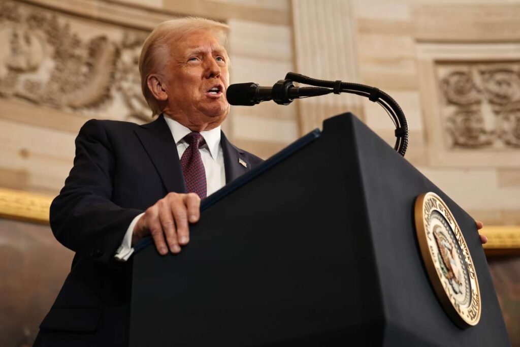 Donald Trump firma