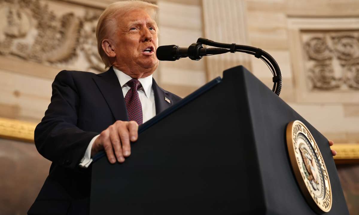 Donald Trump firma