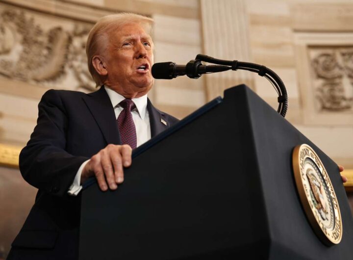 Donald Trump firma