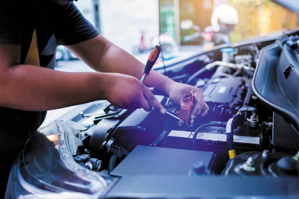 Meccanico al lavoro