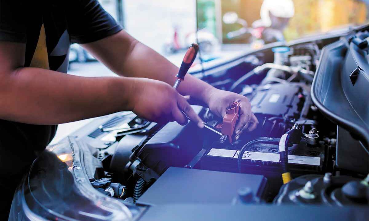 Meccanico al lavoro