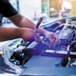Meccanico al lavoro