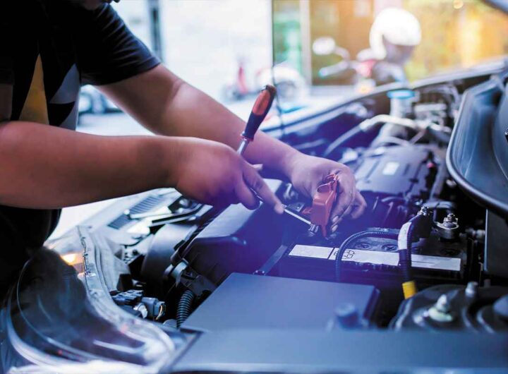 Meccanico al lavoro
