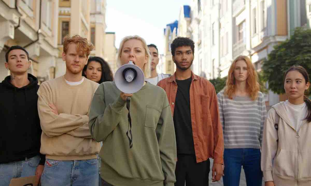 Folla in protesta