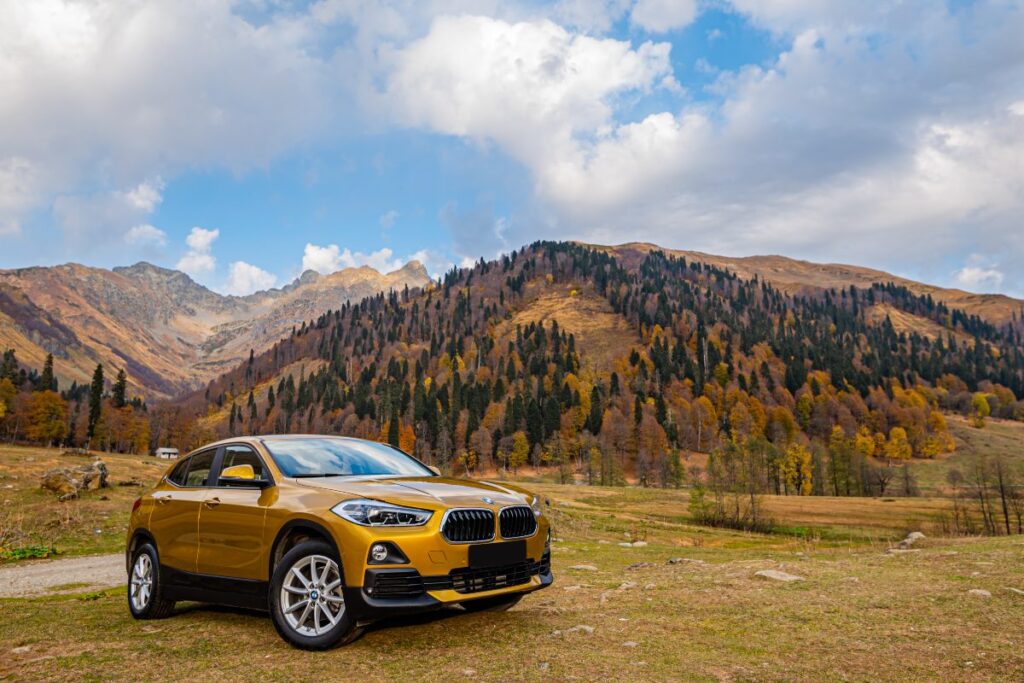 BMW X2 in viaggio tra le montagne