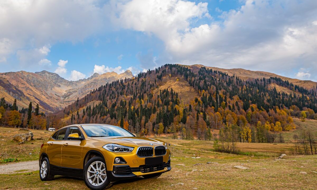 BMW X2 in viaggio tra le montagne