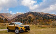 BMW X2 in viaggio tra le montagne