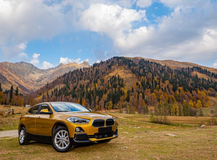 BMW X2 in viaggio tra le montagne