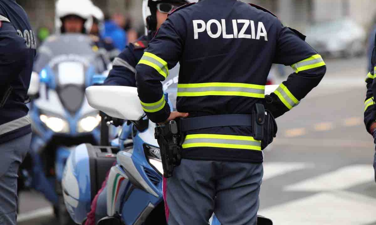 Agenti polizia arresto