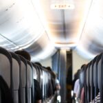 Corridoio interno di un aereo tra le file di sedili