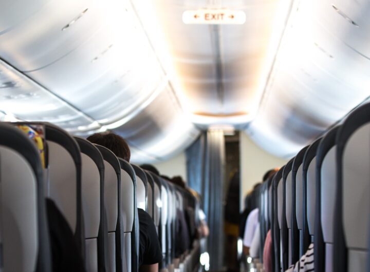 Corridoio interno di un aereo tra le file di sedili