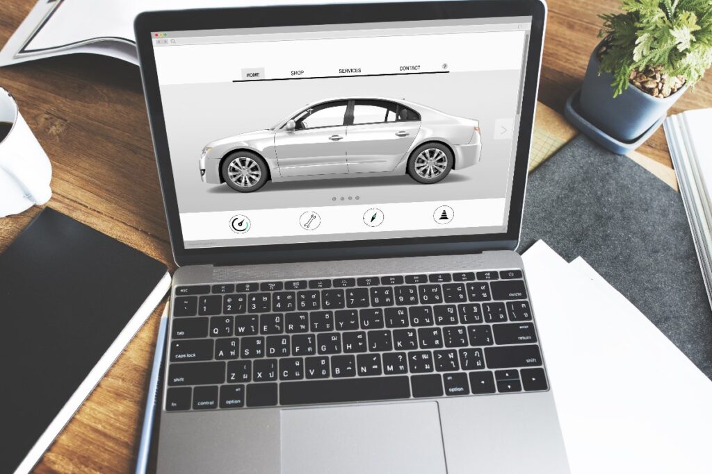 Scelta di una nuova auto tramite computer.